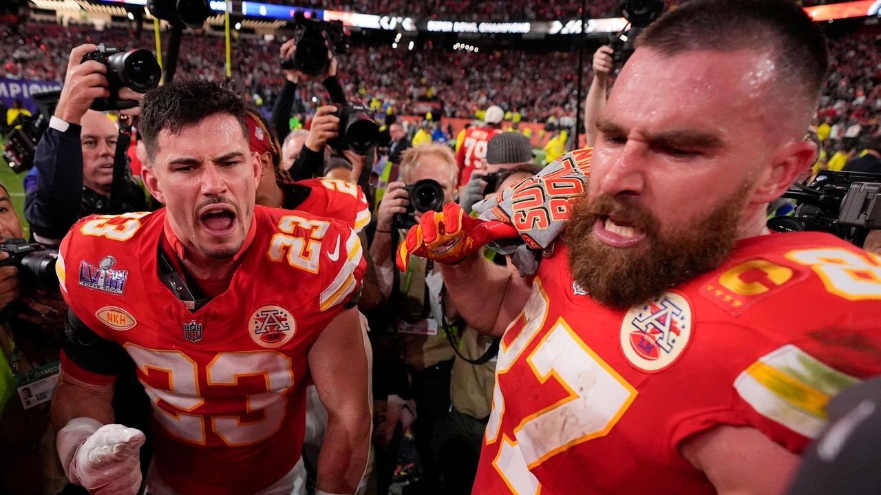 Travis Kelce Says He Shouldn T Have Bumped Chiefs Coach Andy Reid